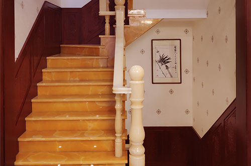 红旗中式别墅室内汉白玉石楼梯的定制安装装饰效果